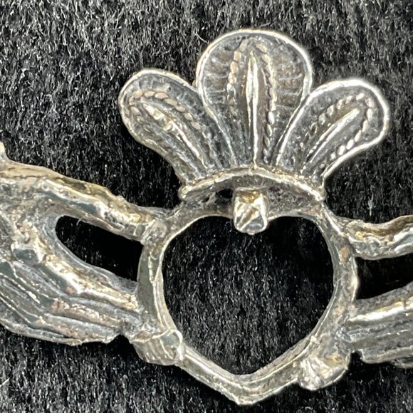 Celtic Claddagh Pin Brooch Vintage Style Silver Tone Heart & Crown Desi - Picture 2 of 5